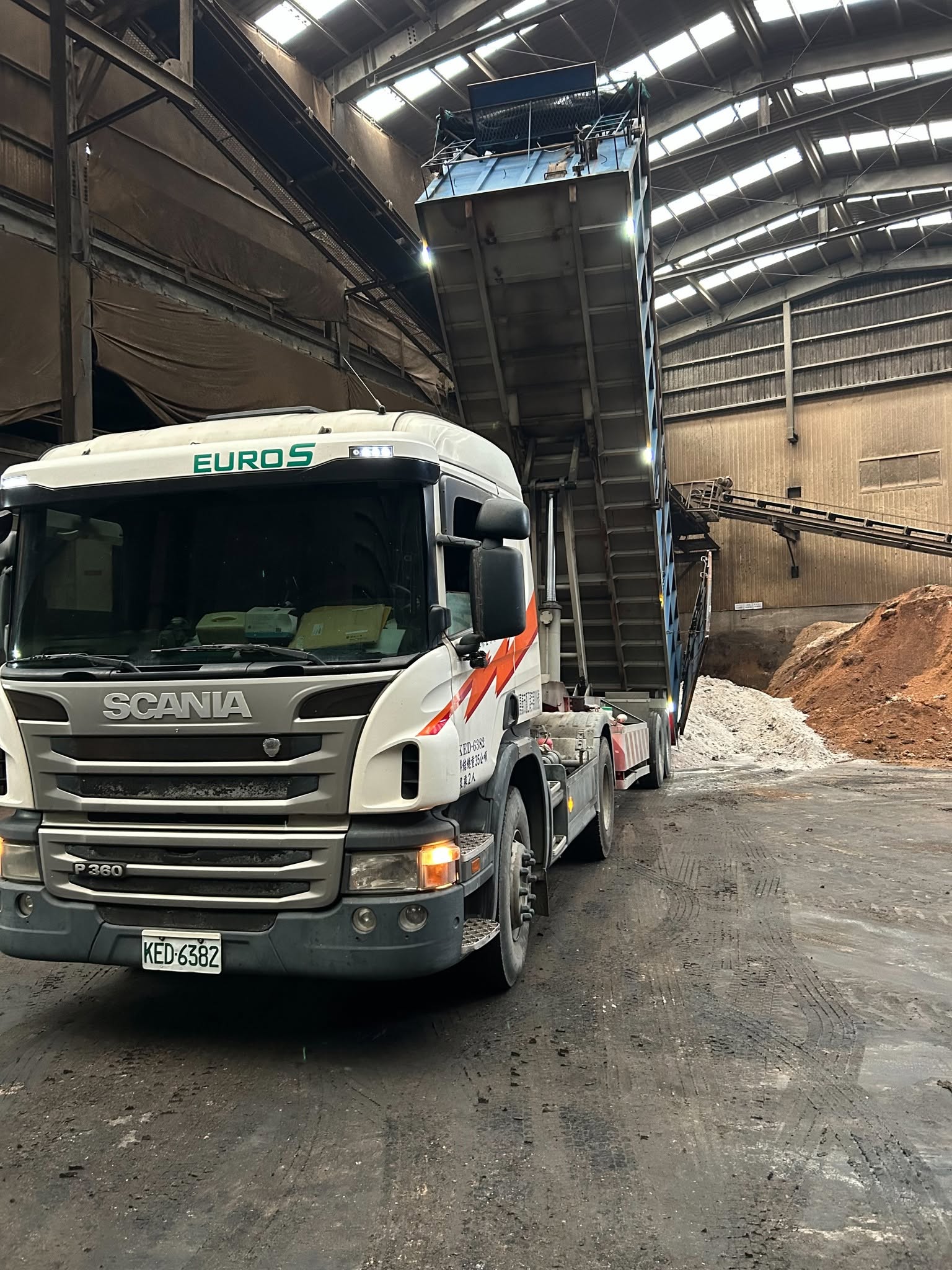 永勝環保車輛於室內廠區傾卸清運作業