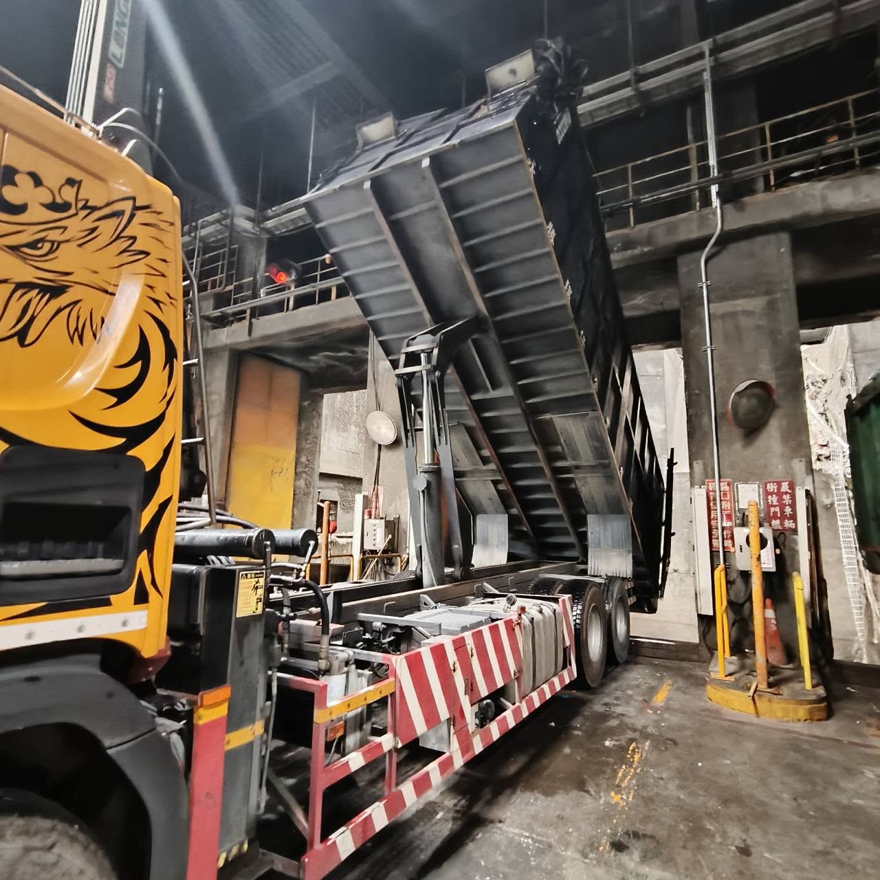 永勝環保車輛於處理場域進行傾卸作業