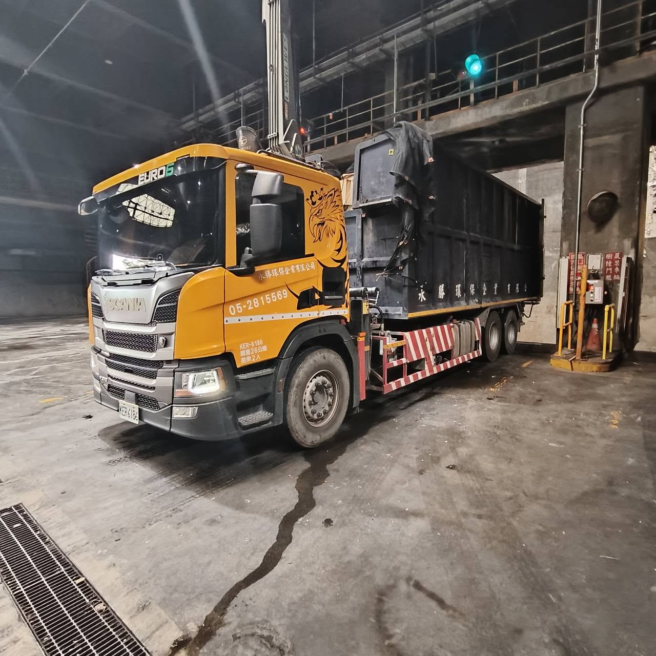 永勝環保車輛於現場完成清運作業停靠